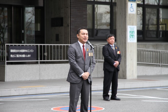 ～県庁玄関前での出発式～
三重県知事　鈴木　英敬氏による出発の挨拶